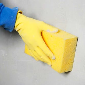 Sprekk i mur: Sluttpussen glattes Sprekk i mur: Sluttpussen glattes